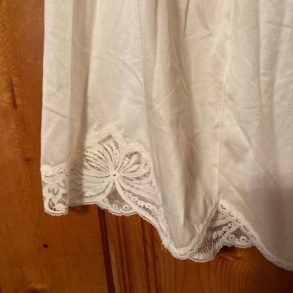 Says size Large but fits like a small Women’s slip Wonder Maid - Picture 2 of 4